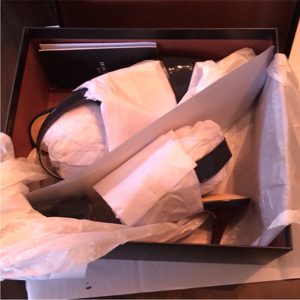 Coach Marla patent leather brown tapered heel back gold tone lock strap + box - Picture 11 of 13